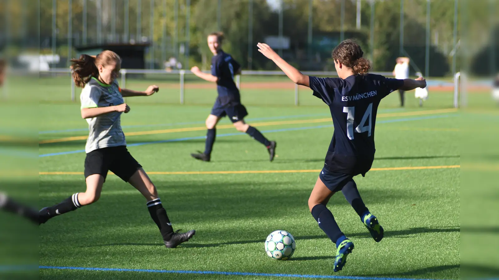 Motiviert bei der Sache: Seit zehn Jahren bietet der ESV München Mädchenfußball an. (Foto: ESV München)