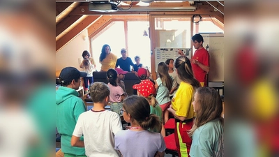 Beim Erste-Hilfe-Workshop erlernten die Kinder wichtige Verhaltensregeln im Ernstfall. (Foto: DLRG Pöcking-Starnberg)