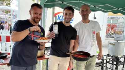 Die „Amici” aus der Partnerstadt Cecina waren mit ihrer mobilen Pasta-Küche angereist und schenkten dazu toskanischen Wein aus.  (Foto: pst)