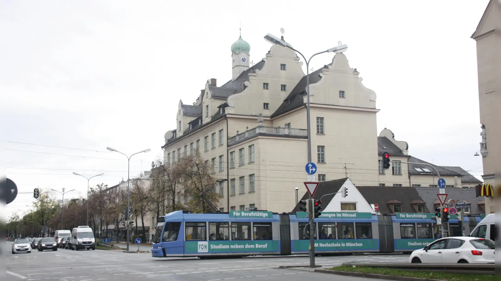 Die Fürstenrieder Schule befindet sich unmittelbar an der lauten Verkehrsachse. (Bild: job)