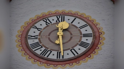 Wo in Hadorf findet sich diese Uhr? (Foto: Hauck)