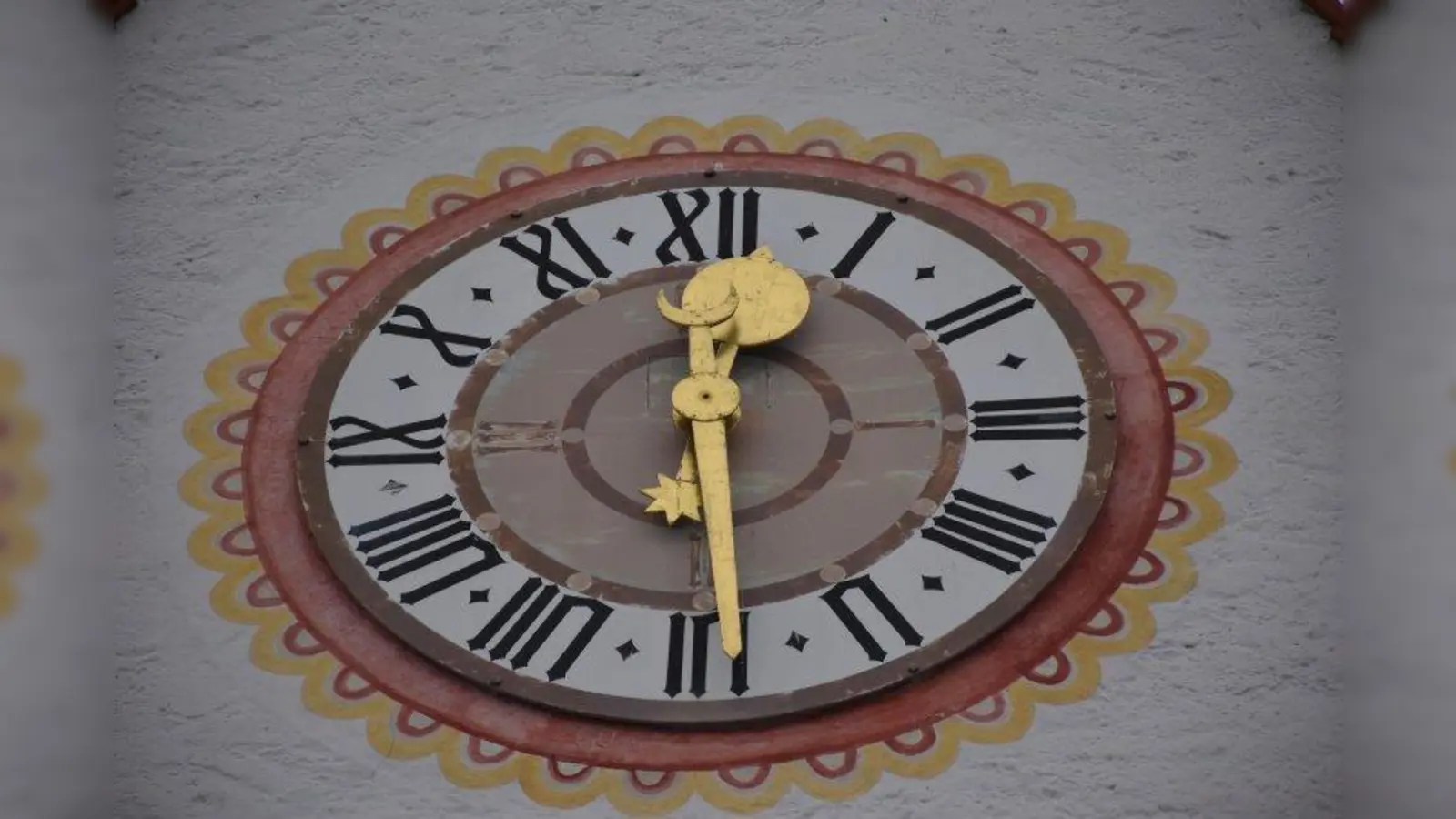 Wo in Hadorf findet sich diese Uhr? (Foto: Hauck)