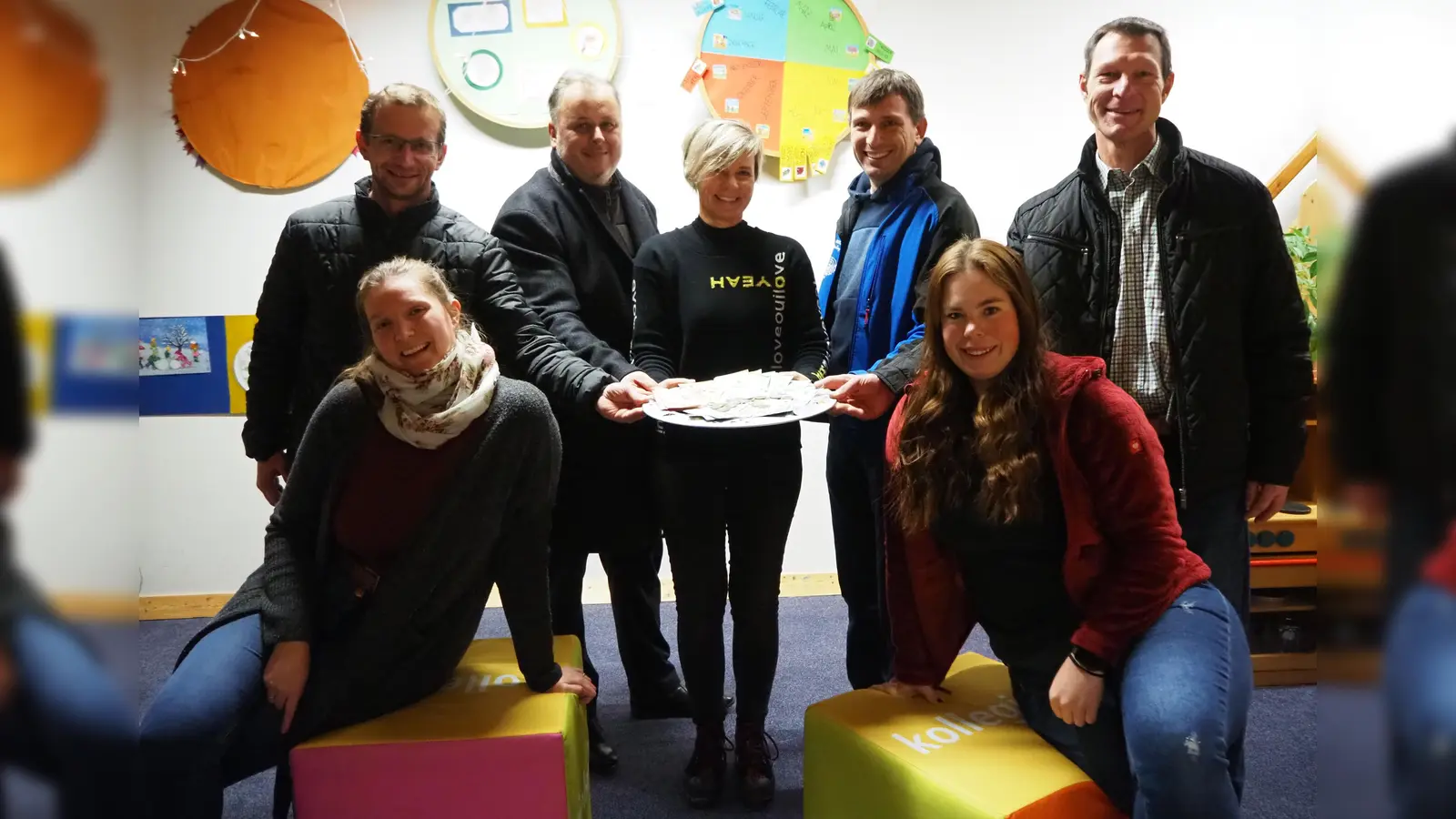 Barbara Warsönke (Mitte), Leiterin des Heilpädagogischen Kindergartens Andechs, freut sich über die großzügige Spende der Drößlinger Maibaumfreunde. (Foto: Lebenshilfe Starnberg)