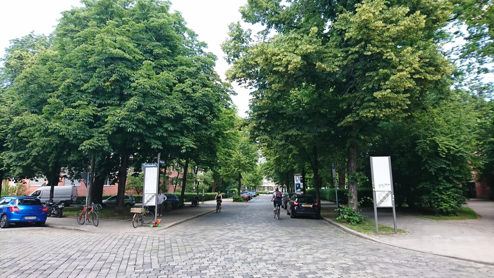 Start für die Umgestaltung der Tengstraße zur Fahrradstraße ist an der Zieblandstraße. Am Montag, 24. Juni, war von Baurarbeiten noch nichts zu sehen, aber die Vorbereitungen laufen. (Foto: Michaela Leis)