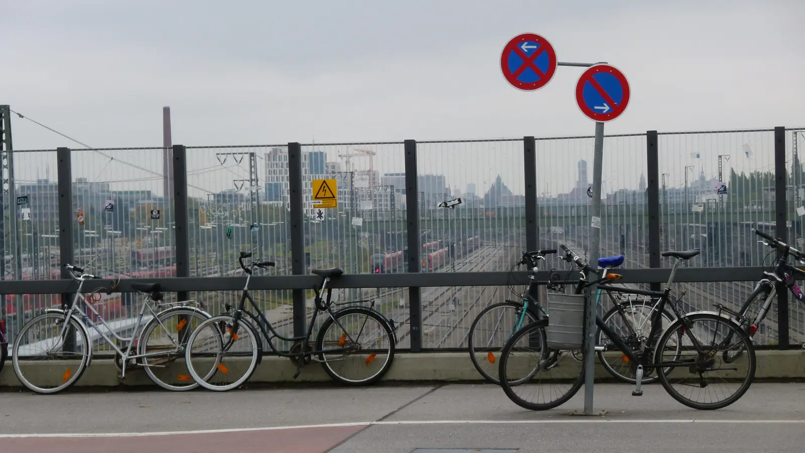 Entlang der Friedenheimer Brücke werden zahlreiche Räder abgestellt. (Foto: Beatrix Köber)