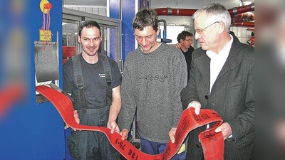 Die Kommandanten Georg Häuslmann und Johannes Reichert erklären Rathauschef Walter Brilmayer die Funktion der Schlauchwaschanlage.   (Foto: oh)