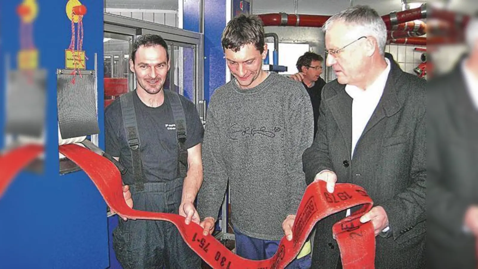 Die Kommandanten Georg Häuslmann und Johannes Reichert erklären Rathauschef Walter Brilmayer die Funktion der Schlauchwaschanlage.   (Foto: oh)