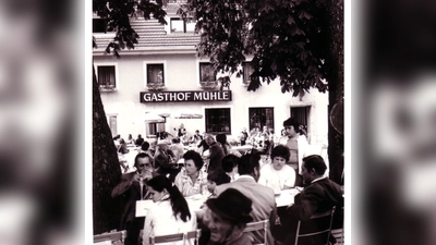 Auf alten Fotos lässt sich am Tag der offenen Tür die Geschichte der Ismaninger Wirtshäuser entdecken, hier der Gasthof zur Mühle.  (Foto: © Sammlung Seidl, Gemeinde Ismaning)