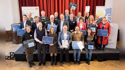 Die Delegationen der zertifizierten und rezertifizierten Mitgliedskommunen mit dem Vorsitzenden der AGFK, Landrat Robert Niedergesäß, und Christian Heck, Leiter des Referats Radverkehr im StMB (Mitte). (Foto: AGFK Bayern/Tobias Hase)