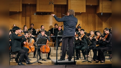 Das Hochschulsymphonieorchester der HMTM spielt unter der Leitung von Marcus Bosch (Mitte) ein Konzert mit Werken von Felix Mendelssohn Bartholdy.  (Foto: © Severin Vogl)