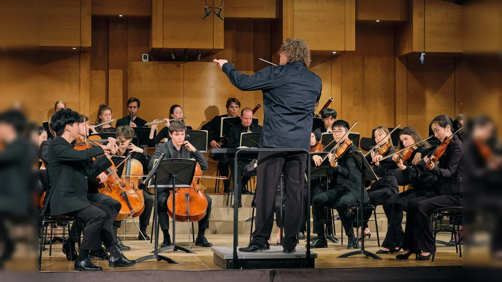 Das Hochschulsymphonieorchester der HMTM spielt unter der Leitung von Marcus Bosch (Mitte) ein Konzert mit Werken von Felix Mendelssohn Bartholdy.  (Foto: © Severin Vogl)