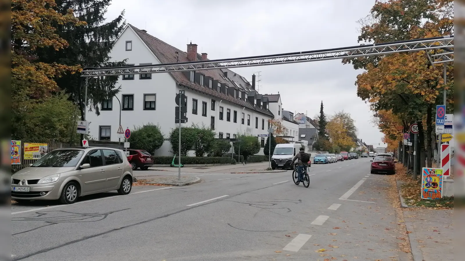 Die Kistlerhofstraße ist relativ breit. Von links mündet hier die Münsingerstraße ein (der Radler biegt in sie ab). (Foto: job)