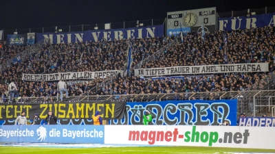 Gedenken an Terroropfer: Westkurve im Grünwalder Stadion. (Foto: Anne Wild)