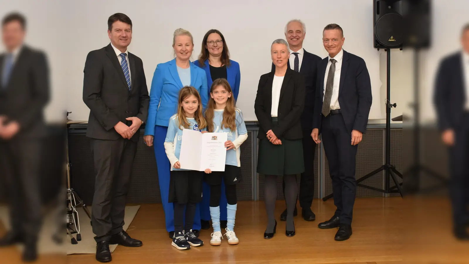 Der Integrationspreis der Regierung von Oberbayern für „Mädchen an den Ball” (von links): Bayerns Innen- und Integrationsstaatssekretär Sandro Kirchner, Anna Seliger und Maria Baum von „Mädchen an den Ball” mit zwei fußballspielenden Mädchen, Regierungsvizepräsidentin Sabine Kahle-Sander und Regierungspräsident Dr. Konrad Schober, Integrationsbeauftragter der Bayerischen Staatsregierung, Karl Straub.  (Foto: ROB)