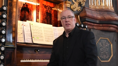 Klaus Geitner ist „Hausorganist” in der Himmelfahrtskirche. Hier sitzt er an der Eilert-Koehler-Orgel in der Kreuzkirche Suhl. <br><br> (Foto: Karl-Heinz Frank)