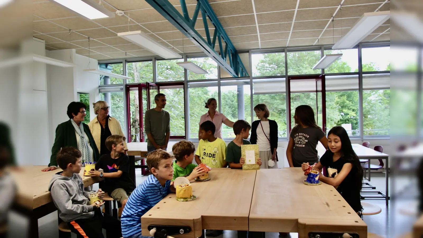 Der erste Abschnitt der Sanierungsarbeiten für die Grundschule Stockdorf ist abgeschlossen. Bürgermeisterin Brigitte Kössinger, Bauamtsleiterin Christiane Ait, Ahel Bergson sowie Cora Hauber und Rektorin Babette Bauer (v.l.) besuchten die neu entstanden Werkräume. (Foto: us)