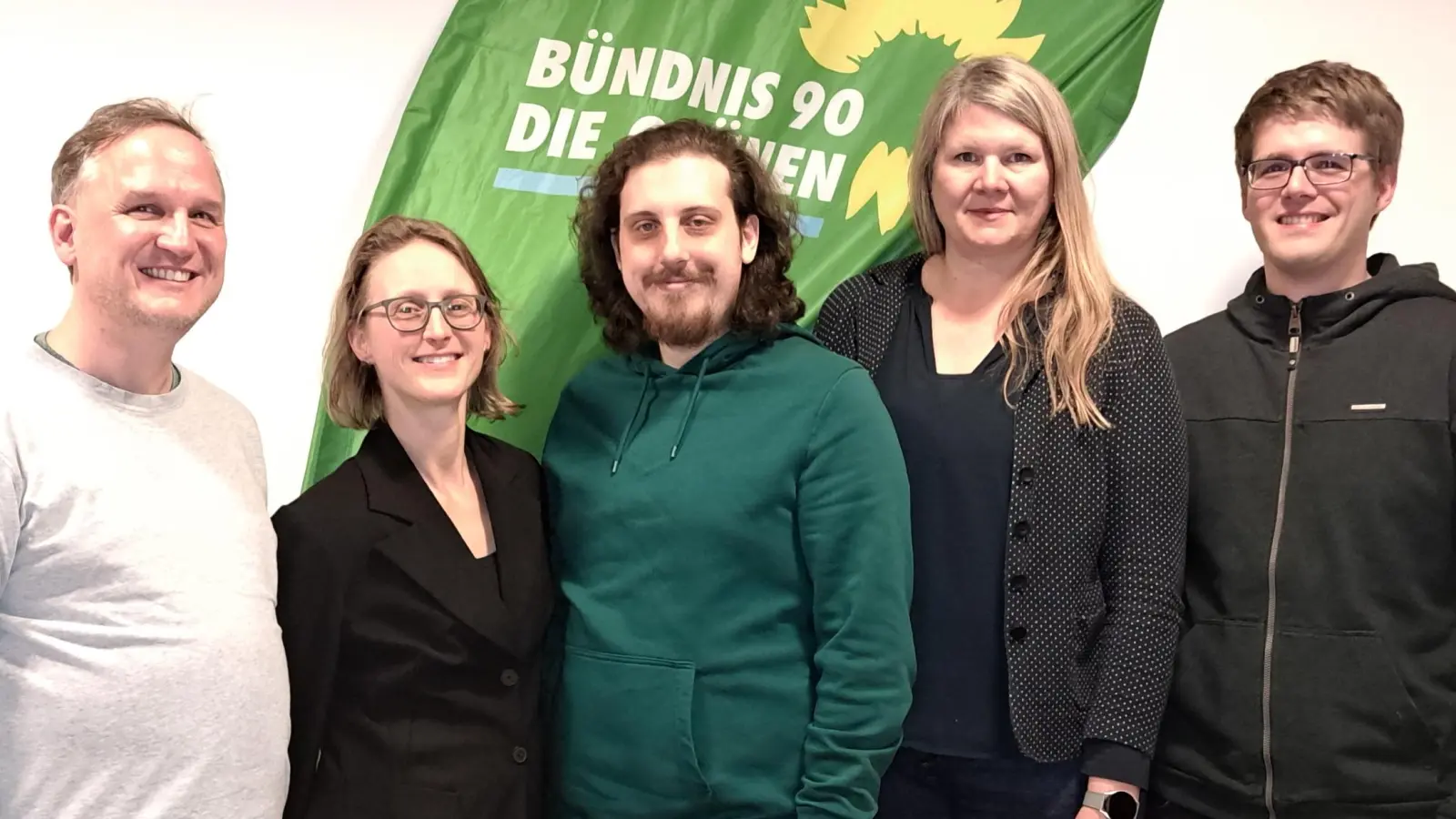 Die Vorstandsvorsitzenden Martin Cremer und Susanne Bellmann (von links) mit drei der neuen Mitgliedern. (Foto: Grüne Karlsfeld)