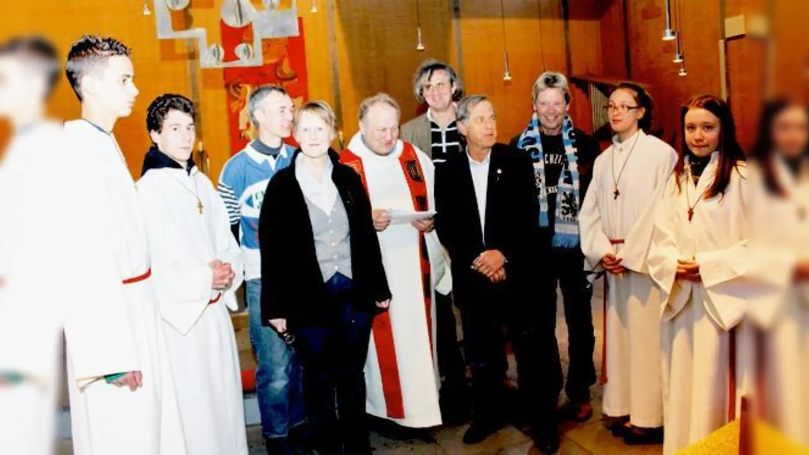 WIr werden ihn alle vermissen Klaus Bertholdt, Jutta Schnell, Pater Sebastian Raß, Wolfgang Rupp, Hans Huser und Fredi Heiß (v.l.) im Kreis von Ministranten von St. Markus.	 (Foto: US)