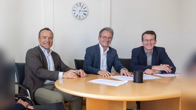 Startschuss für die neue Klima- und Energie-Agentur: v.l. Landräte Thomas Eichinger, Thomas Karmasin und Stefan Frey bei der notariellen Beurkundung. (Foto: Landratsamt Starnberg)