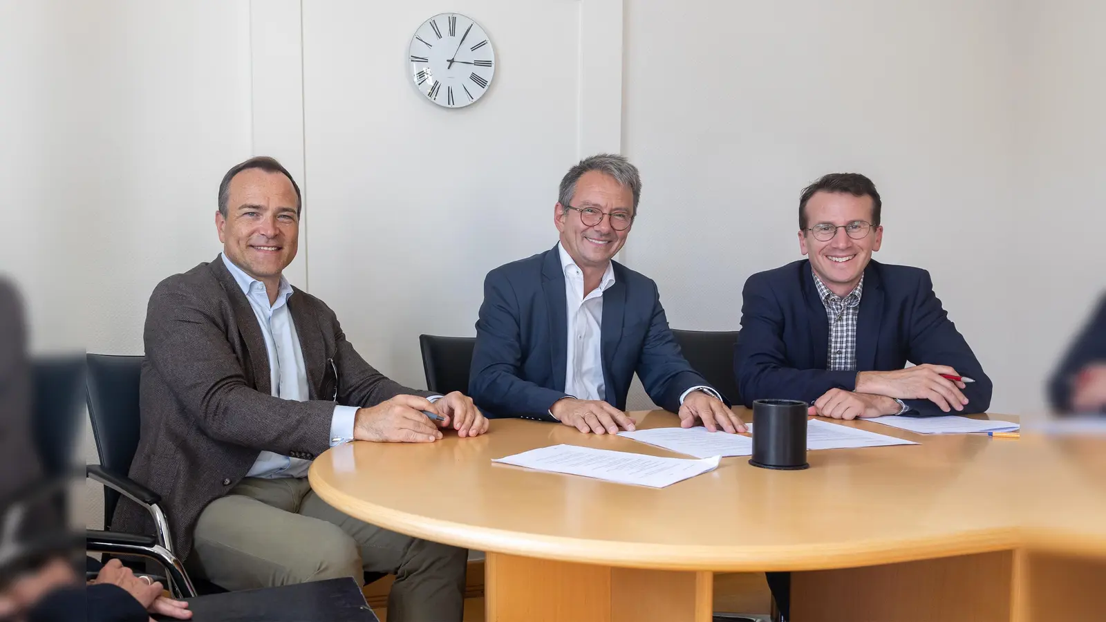 Startschuss für die neue Klima- und Energie-Agentur: v.l. Landräte Thomas Eichinger, Thomas Karmasin und Stefan Frey bei der notariellen Beurkundung. (Foto: Landratsamt Starnberg)