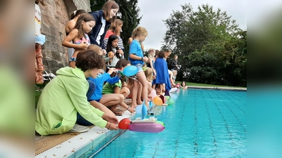 Die Teilnehmerinnen der letzten Ferienfreizeit testen ihre selbstgebauten Boote auf dem burgeigenen Pool. (Foto: DigiClub)