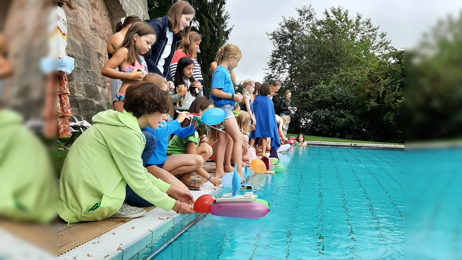 Die Teilnehmerinnen der letzten Ferienfreizeit testen ihre selbstgebauten Boote auf dem burgeigenen Pool. (Foto: DigiClub)