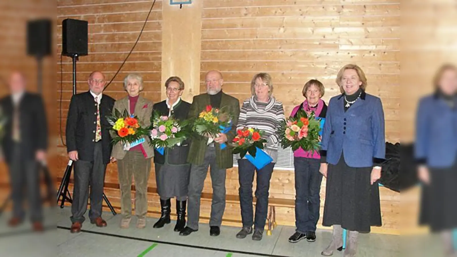 Schöne Pflicht: Bürgermeister Heinz Hilger (links) ehrte im Beisein von Landrätin Johanna Rumschöttel (rechts) Margarethe Elfrath, Helga Backes, Manfred Engl, Karola Sell und Angela Scheidtmann (von links).	 (Foto: cs)