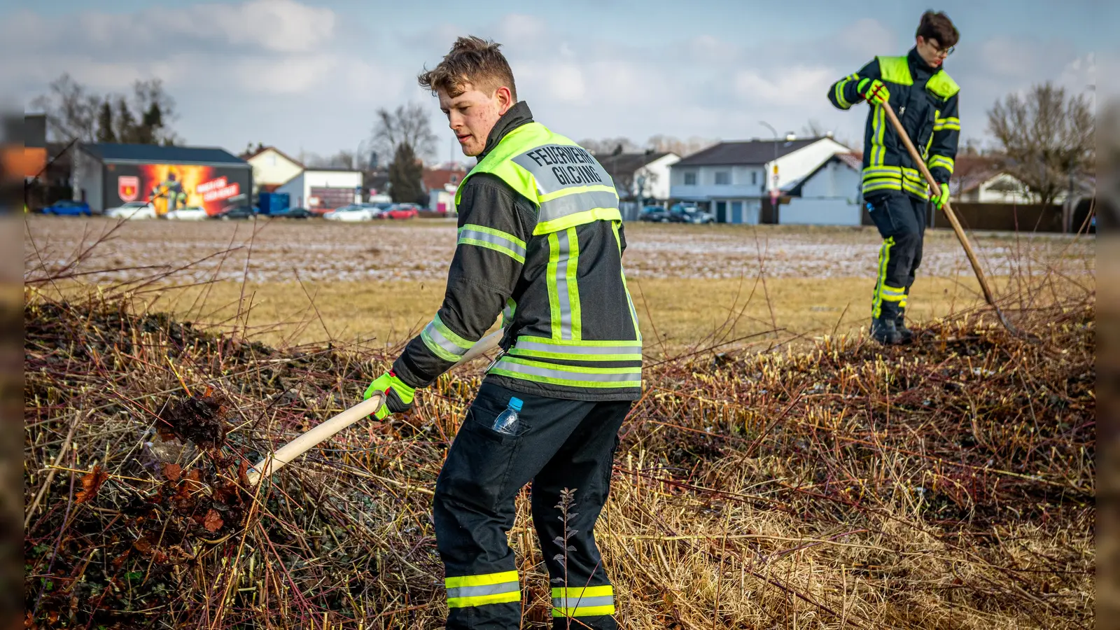 Im April ist Spatenstich für das neue Feuerwehrgerätehaus. Vorher musste auf dem Baugelände aufgeräumt werden. (Foto: Feuerwehr Gilching)