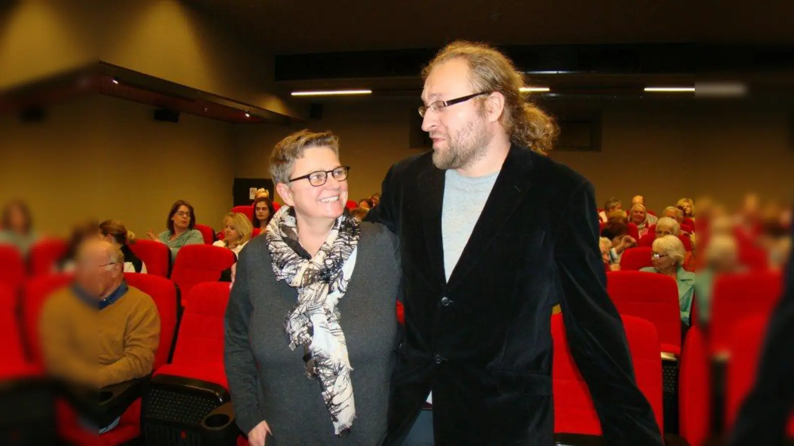 Filmemacherin Vera Greif und Manuel Leupold, Integrationsfachkraft der Stadt Germering, bei der Filmpremiere. (Foto: pst)