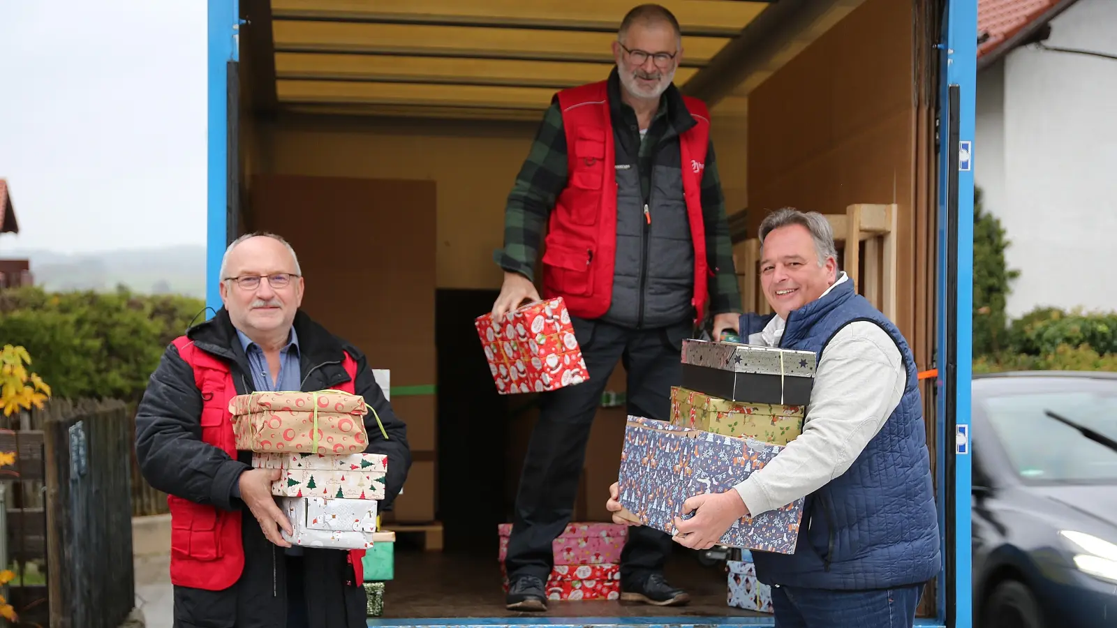 59 Päckchen aus Berg/Aufkirchen sind unterwegs zu bedürftigen Kindern. Die ehrenamtlichen Mitarbeiter von humedica zusammen mit Hans-Peter Höck (rechts) beim Verladen der Pakete.  (Foto: Höck)