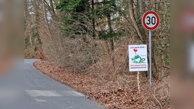 Spezielle Schilder weisen an der jeweiligen Straße auf an eine Amphibienwanderstrecke hin. (Foto: LRA Ebersberg)