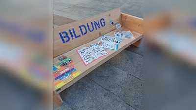 Ihre Vorstellungen vom Wert „Bildung” haben Besucher des Tollwood-Winterfestivals auf dieser Holzbank zum Ausdruck gebracht. Sie steht nun im Foyer des Referats für Sport und Bildung.  (Foto: Referat für Bildung und Sport)