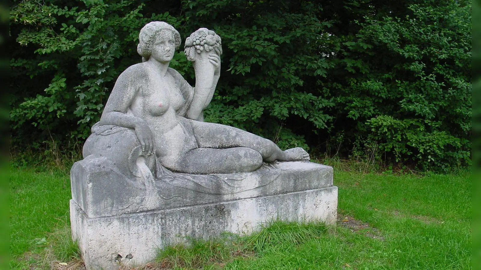 Bisher kann nur diese Dame im Bavariapark bequem liegen. Vielleicht schon im nächsten Sommer sollen aber zwei Panoramaliegen für alle aufgestellt werden.. (Foto: job)