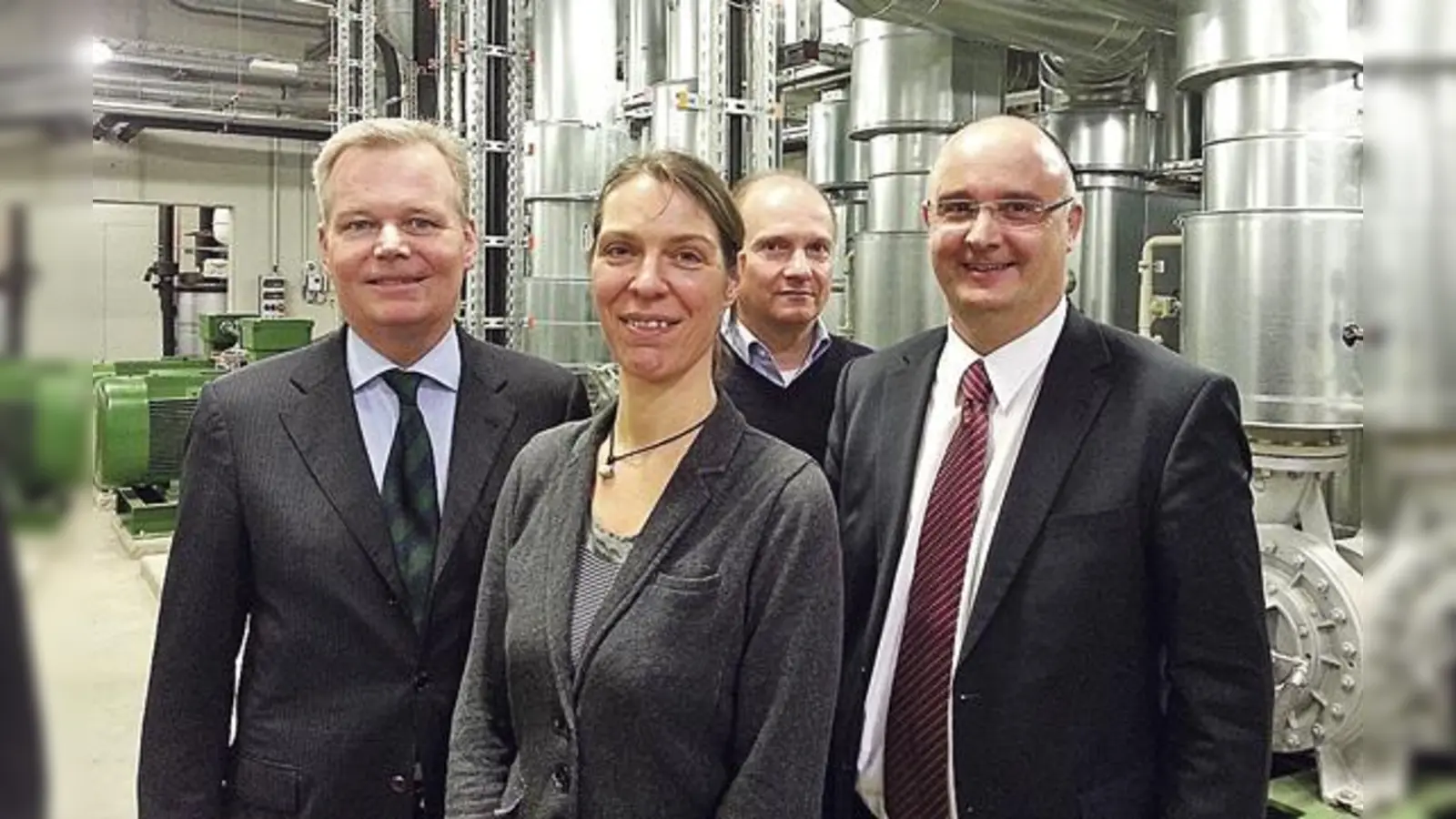 Grünwalds Bürgermeister Jan Neusiedl, Prof. Dr. Inga Moeck, der für den Betrieb der energietechnischen Anlagen Laufzorn verantwortliche Horst Wagner und EWG-Geschäftsführer Andreas Lederle ( v. l.) im Dialog. 	 (Foto: VA)