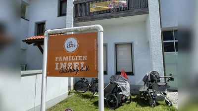 Fahrradanhänger und Kinderwagen parken vor dem Eingang zur Familieninsel in der Rudolf-Diesel-Straße. (Foto: pst)