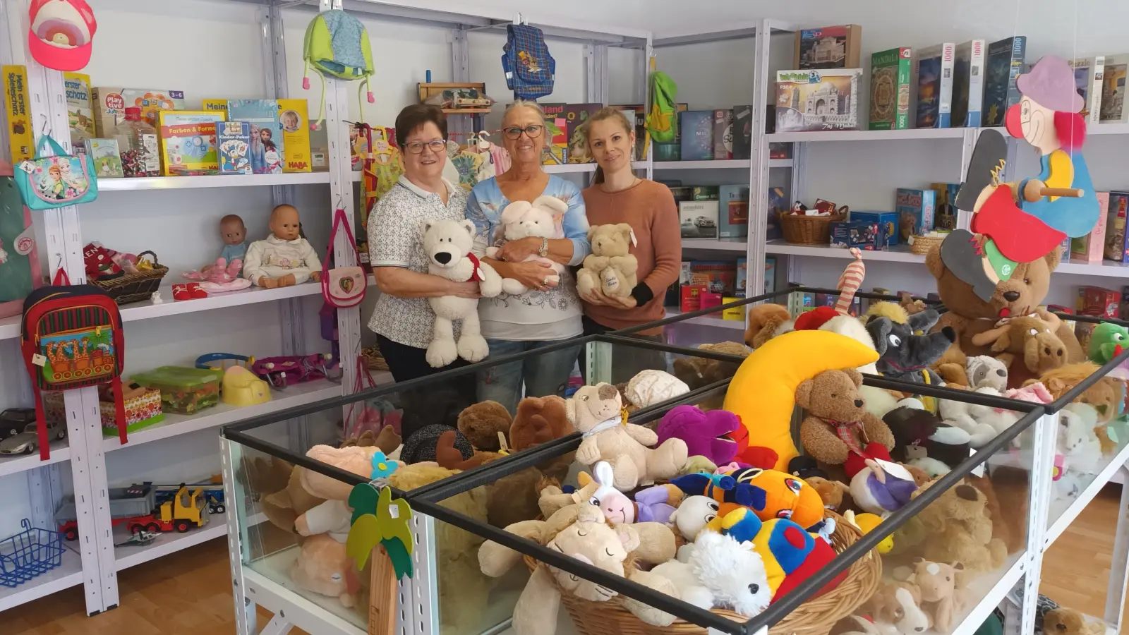 Brigitte Solleder, Conny Chlistalla und Michele Adams in der erweiterten Kinderabteilung des Schnäppchenmarktes. (Foto: BRK)