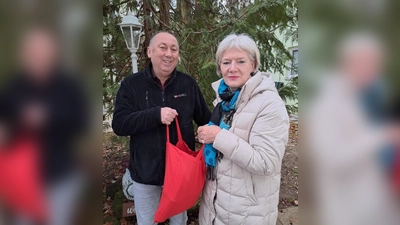 Alexandra Falckenberg, Vorsitzende Altenhilfewerk und Klaus Spagl, SPD-Vorsitzender beim Befüllen der Weihnachtspackerl. (Foto: Altenhilfewerk)