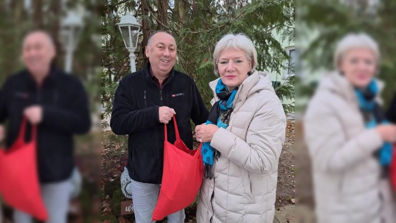 Alexandra Falckenberg, Vorsitzende Altenhilfewerk und Klaus Spagl, SPD-Vorsitzender beim Befüllen der Weihnachtspackerl. (Foto: Altenhilfewerk)