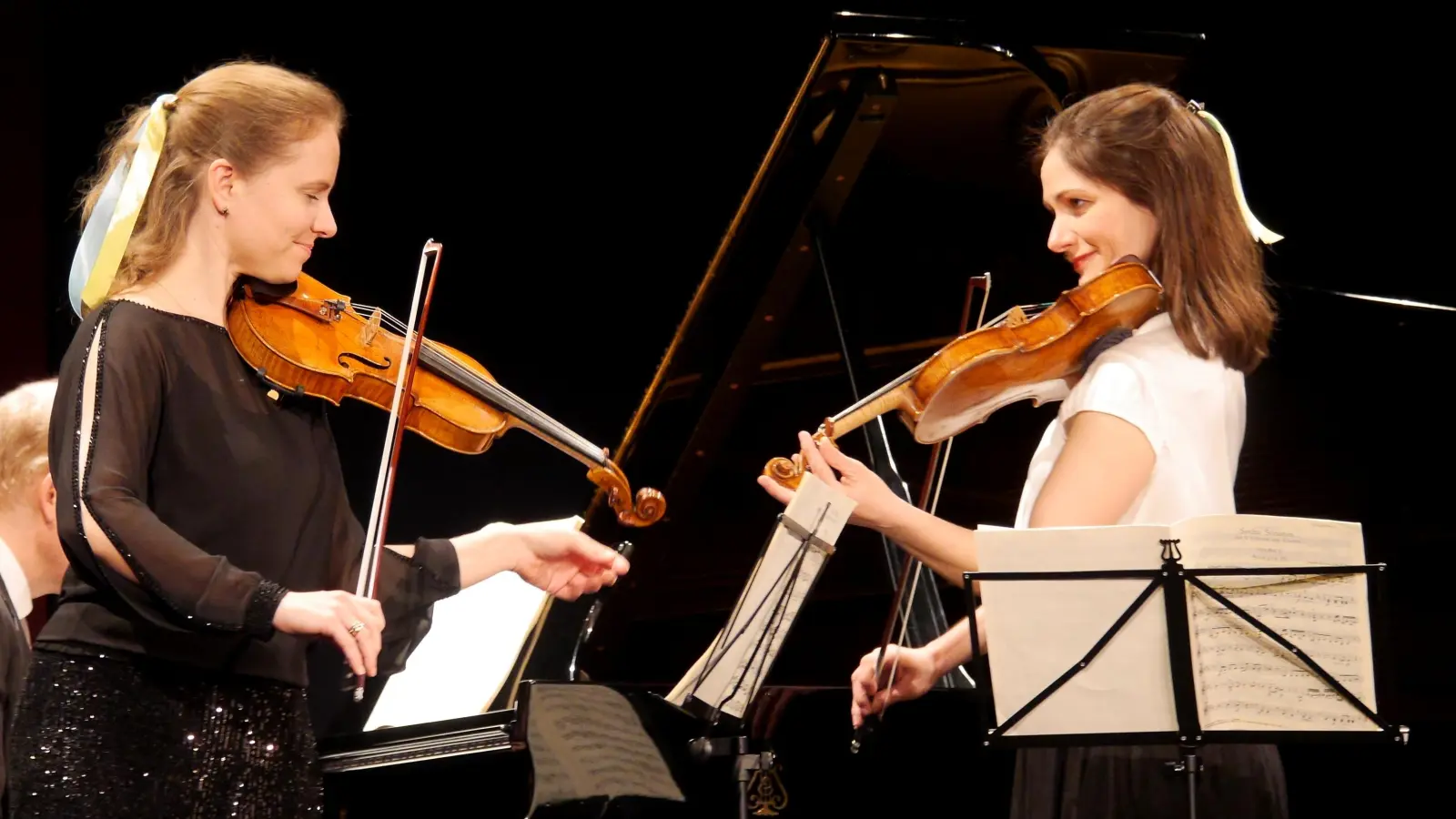 Julia Fischer (links) und Lena Neudauer verzauberten das Publikum mit ihrem Geigenspiel. (Foto: Werner Gruban, Theaterforum Gauting)