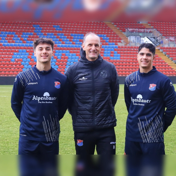 Von links nach rechts: Leander Popp, Cheftrainer Heiko Herrlich und Fabio Torsiello. (Foto: SpVgg Unterhaching)