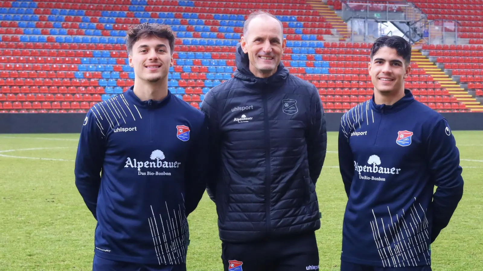 Von links nach rechts: Leander Popp, Cheftrainer Heiko Herrlich und Fabio Torsiello. (Foto: SpVgg Unterhaching)