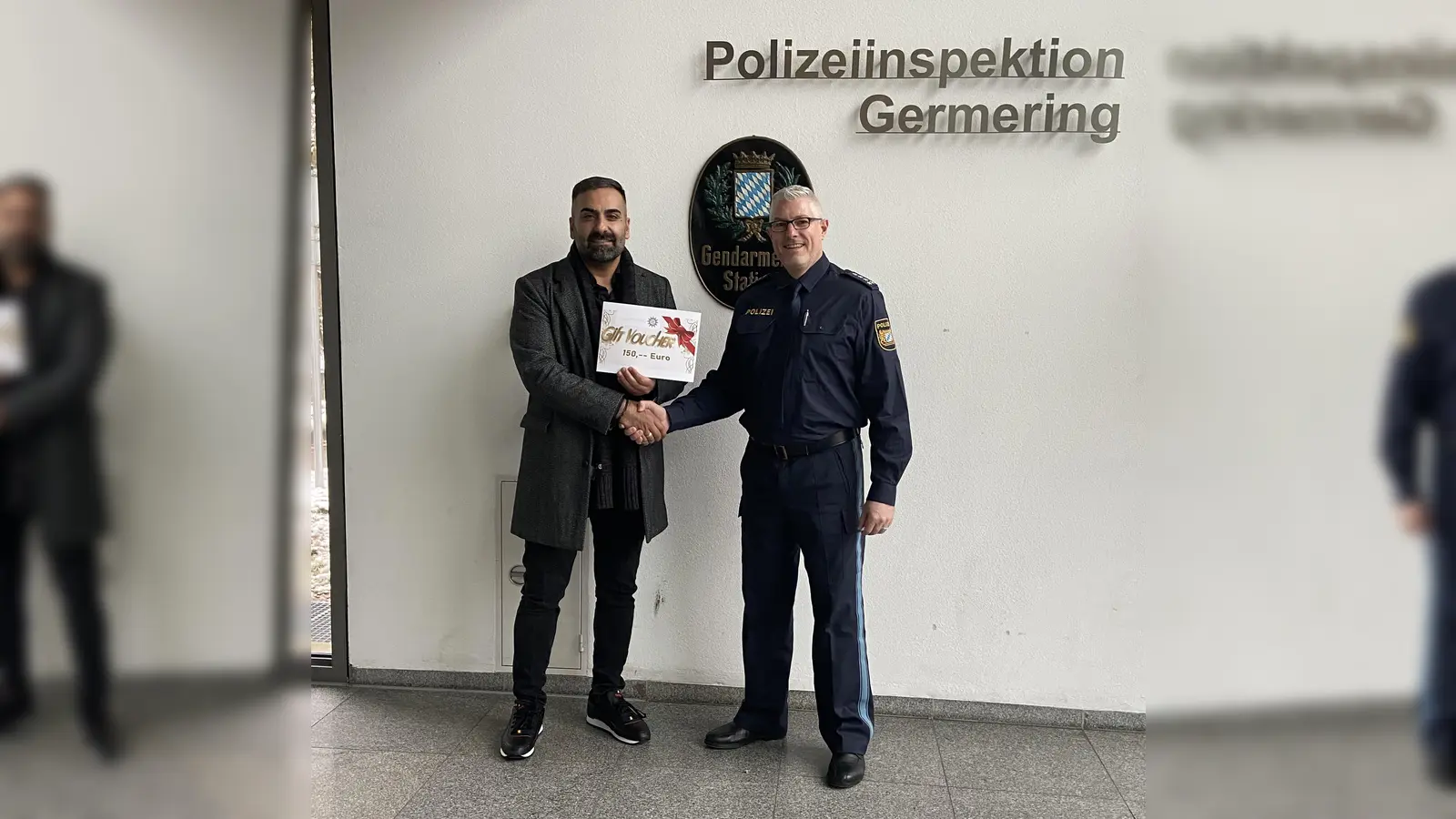 Hüseyin Seher (l.) hat durch sein beherztes Eingreifen Schlimmeres verhindert. Dafür wurde er nun in der Polizeiinspektion Germering durch Erster Polizeihauptkommissar Roland Nist geehrt. (Foto: . ©Polizeipräsidium Oberbayern-Nord, Polizeiinspektion Germering)