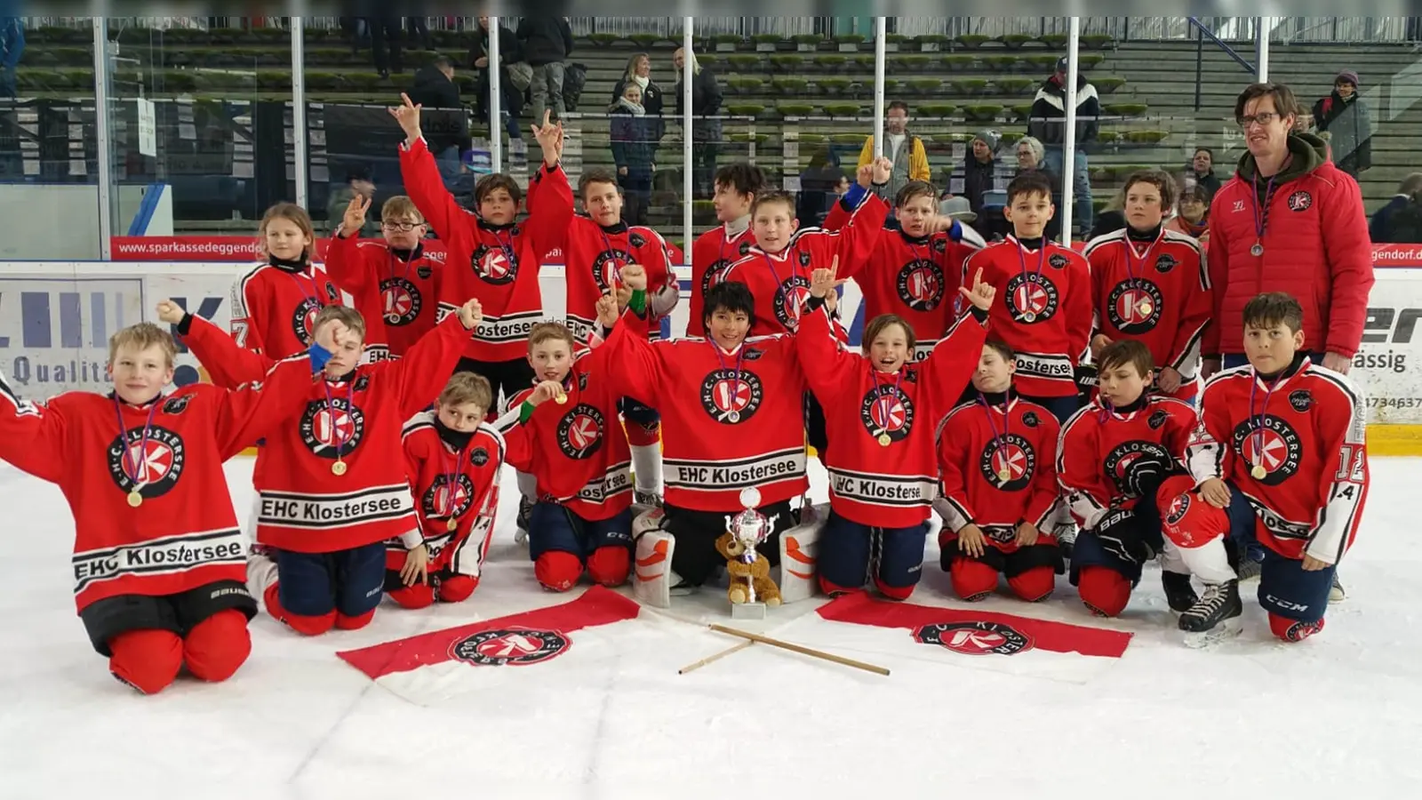 Nachwuchsleiter Martin Sauter (rechts stehend, als Trainer der U11) mit einer Nachwuchsmannschaft des EHC Klostersee. Sein gesamter Talentschuppen wurde für die zurückliegende Saison vom Deutschen Eishockeybund (DEB) mit drei Sternen zertifiziert. (Foto: smg)