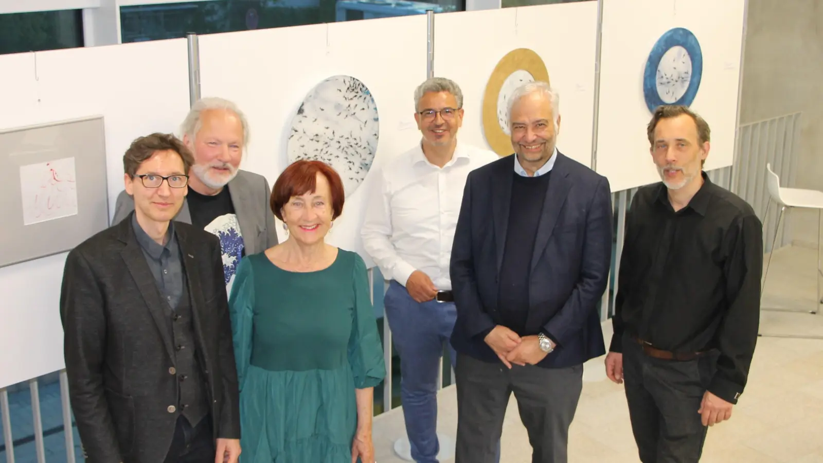 Kunst im Gilchinger Rathaus (von links): Paul Raas, Christoph Janacz, Ruth Neureiter, Matthias Vilsmayer, Dr. Michael Rappenglück und Friedemann von Rechenberg begrüßten die Gäste und eröffneten feierlich die Ausstellung „SpiegelSchrift”. (Foto: Gemeinde Gilching / Jakobus Ciolek)