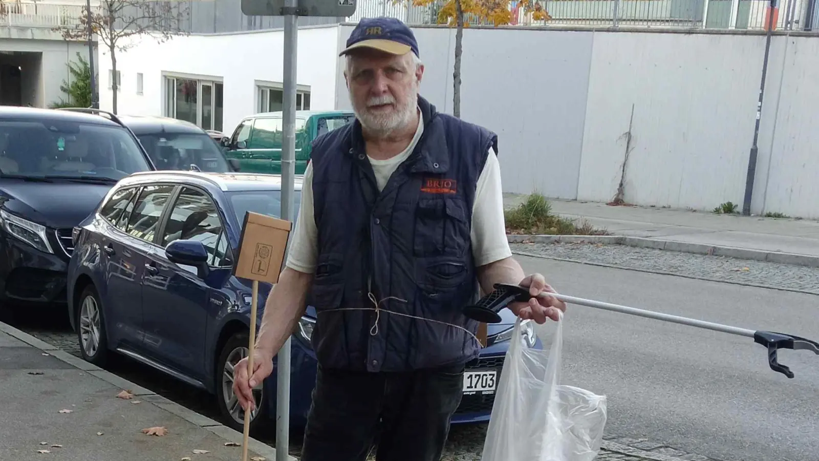 Der Rentner Roman Louis beim Sammeln: Mit einem Greifer hebt er auf den Boden geworfene Zigarettenkippen auf. (Foto: privat)