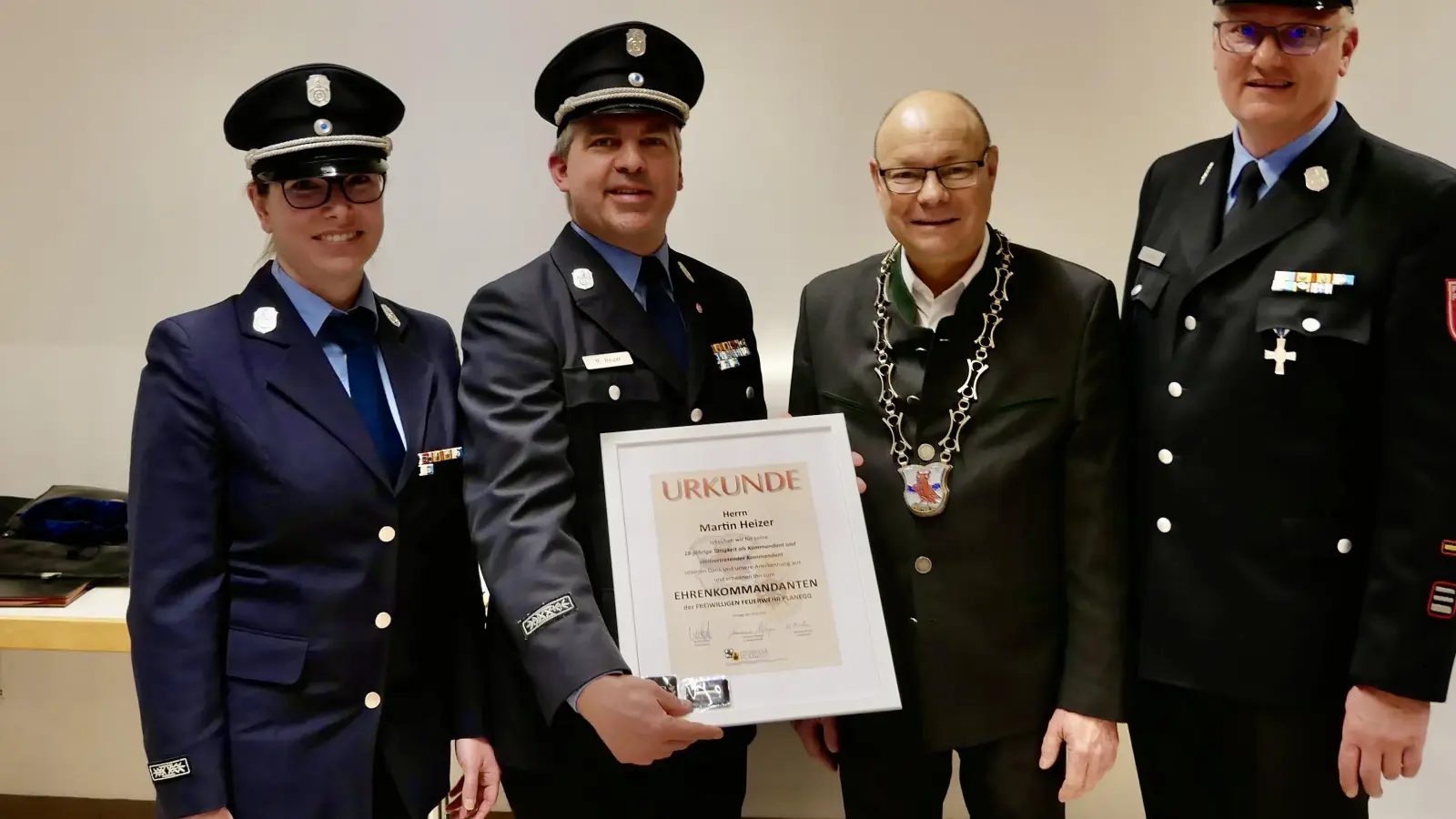 Glückwunsch für die höchste Ehrung der FFW! Michaela Budau, der Geehrte Martin Heizer, Bürgermeister Hermann Nafziger und Kommandant René Konstinek (v.l.). (Foto: J.Gockill)