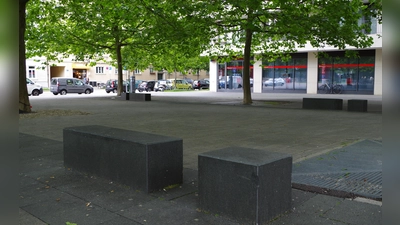 Ein „Pocket Parks“ und damit verbunden die Möglichkeit zur Mini-Erholung könnte auf am Platz vor der Sparkasse entstehen, so die Idee einer Bürgerin. (Foto: Beatrix Köber)