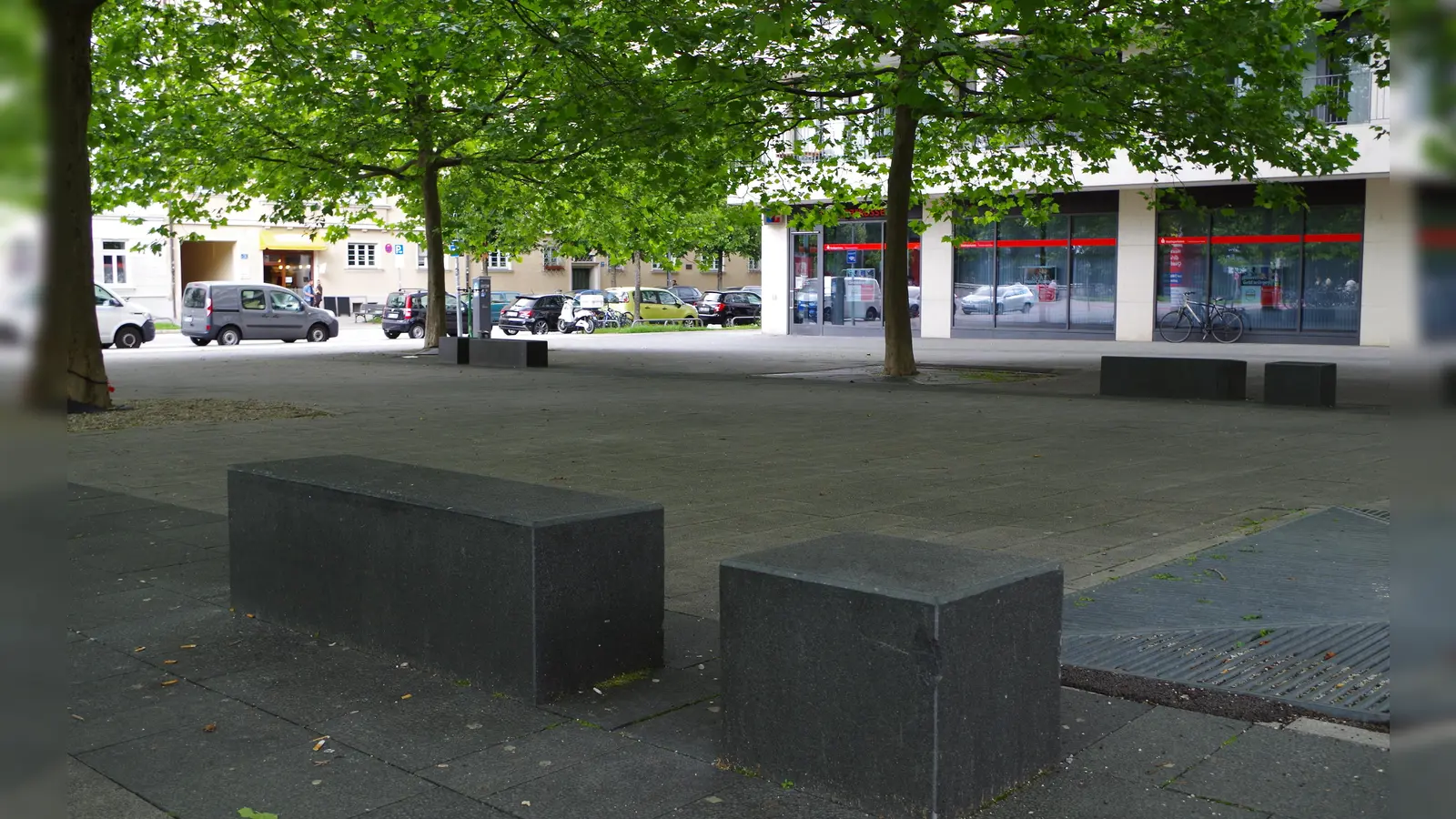 Ein „Pocket Parks“ und damit verbunden die Möglichkeit zur Mini-Erholung könnte auf am Platz vor der Sparkasse entstehen, so die Idee einer Bürgerin. (Foto: Beatrix Köber)