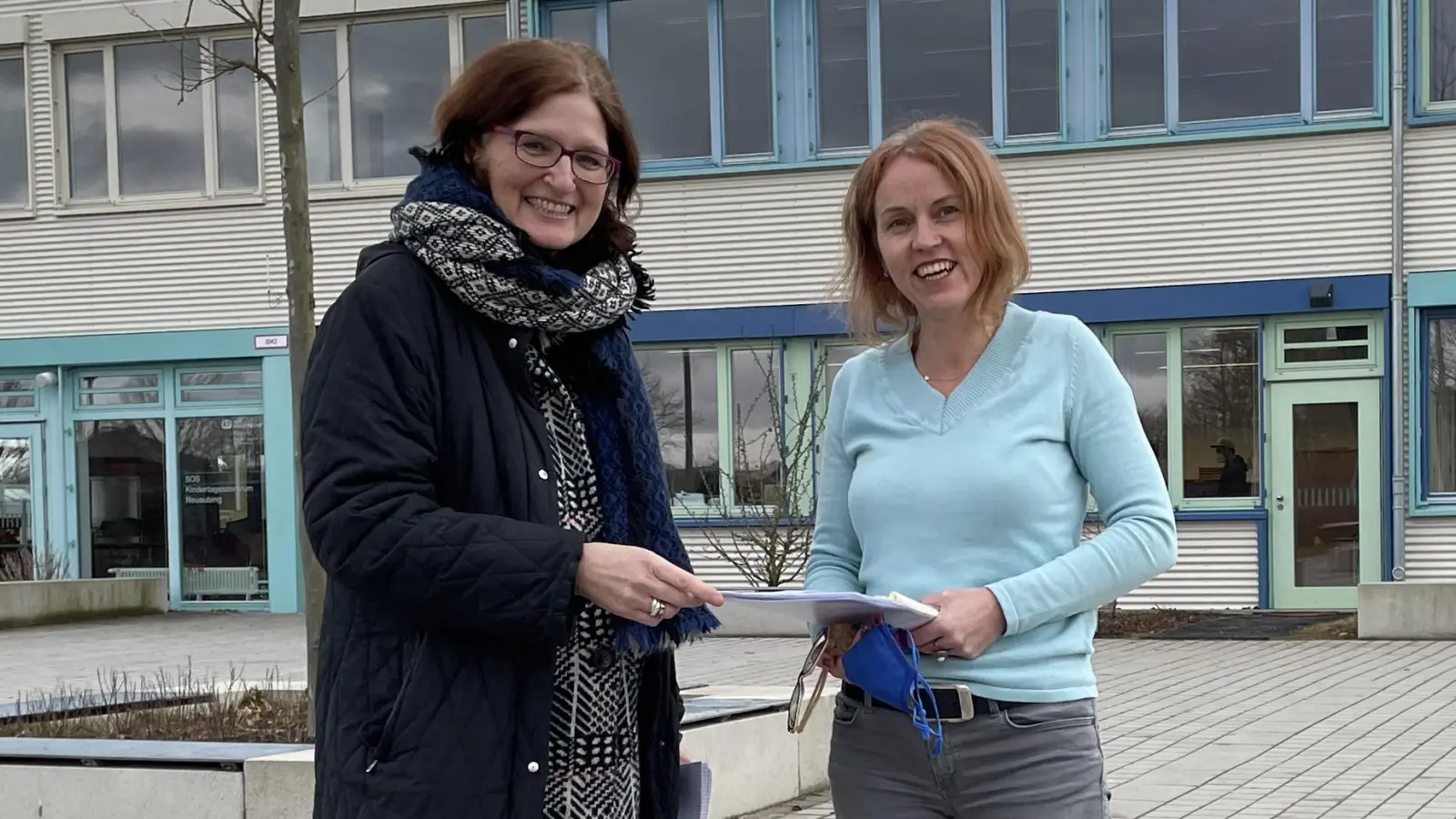 Monika Wehrl-Herr (l,) und Ursula Keul freuen sich über das neue Ausweichquartier für das SOS-Kindertageszentrum. (Foto: pst)