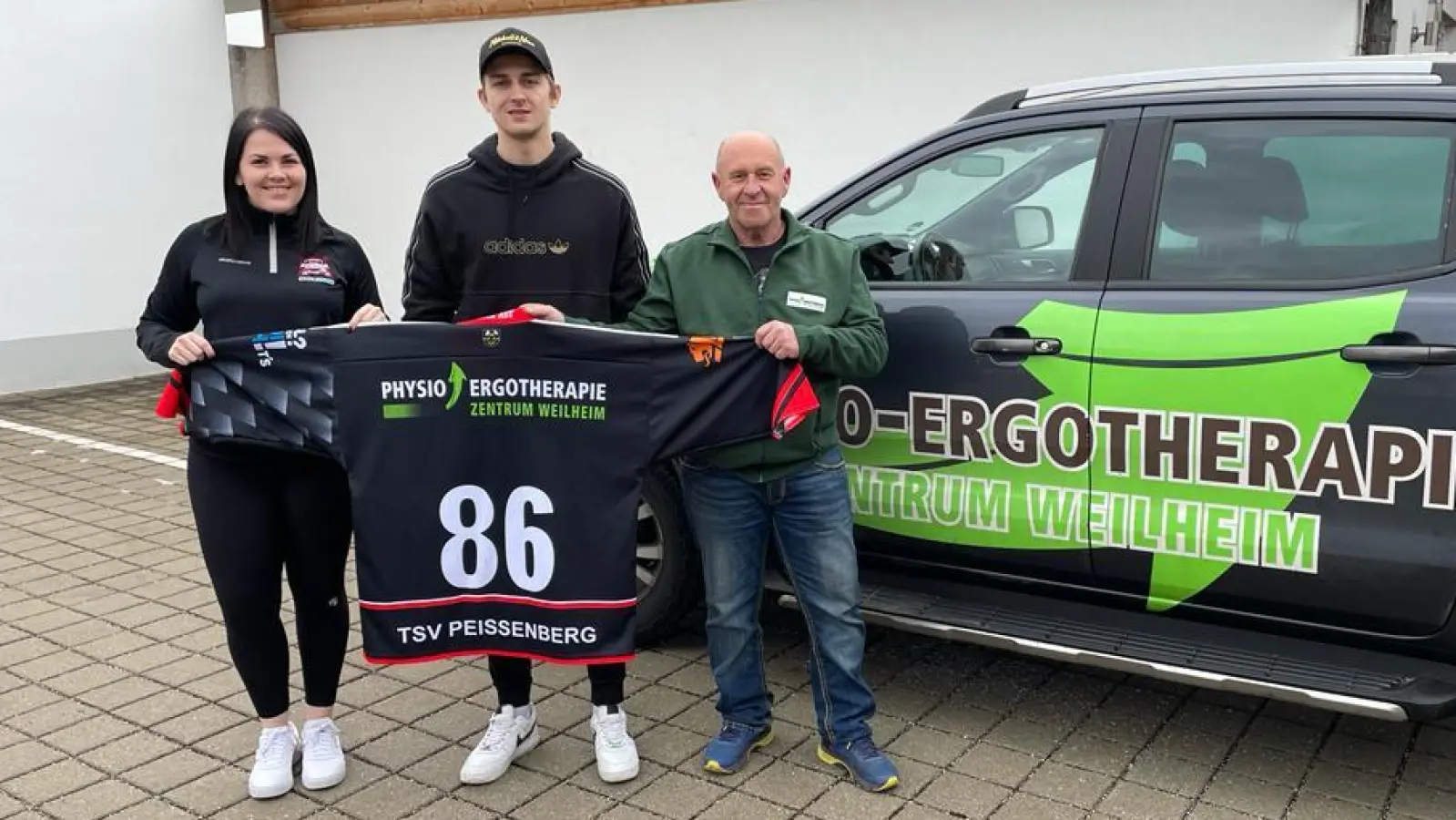 Lisa Steidl und Sponsor Edgar Wolf (rechts) begrüßten den neuen Rechtsschützen Dominik Pawliczek bei den TSV Miners. (Foto: TSV Peißenberg)